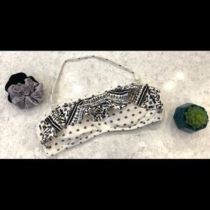 Black and white vineyard vines bikini top